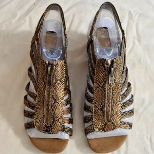 Aerosoles A2 by Women's Yetaway Wedge Sandal Gold Snake NEVER WORN 9W